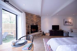 - une chambre avec un lit et une cheminée dans l'établissement Amazing Lakemountain View 5min To Tremblant431, à Mont-Tremblant