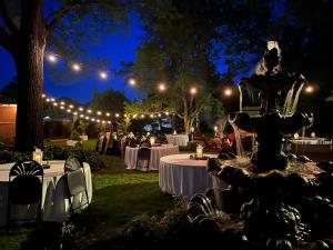 The Inn on Front Street في ستتسفيل: وجود نافورة في حفل زفاف في الليل مع إضاءات