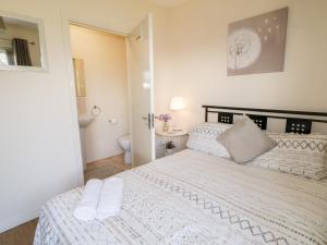 una camera da letto con un letto e due asciugamani di Coneyville a Londonderry