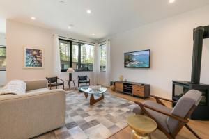 a living room with a couch and a tv at Powder Run - Newly Built Palisades 3 Bedroom Townhome - Minutes to Village in Olympic Valley