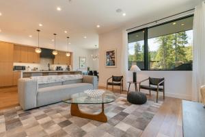 ein Wohnzimmer mit Sofa und Tisch in der Unterkunft Powder Run - Newly Built Palisades 3 Bedroom Townhome - Minutes to Village in Olympic Valley