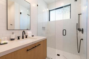 ein weißes Badezimmer mit Waschbecken und Dusche in der Unterkunft Powder Run - Newly Built Palisades 3 Bedroom Townhome - Minutes to Village in Olympic Valley + 22 Fotos