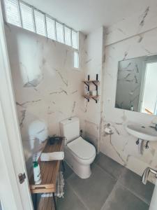 y baño con aseo y lavamanos. en Bonito triplex con increíbles vistas en Benidorm