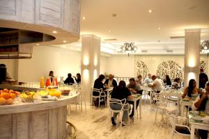 een groep mensen die aan tafel zitten in een restaurant bij Gardi Hotel & Suites in Buenos Aires
