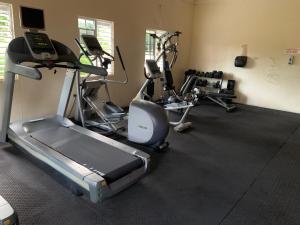 een fitnessruimte met diverse fitnessapparatuur in een kamer bij La Palmera in Saint Annʼs Bay