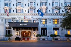 vistas a la parte delantera de un hotel en The Roosevelt Hotel New Orleans - Waldorf Astoria Hotels & Resorts, en Nueva Orleans