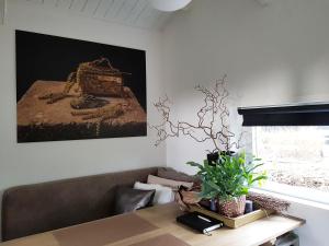 a living room with a couch and a table at Natuurhuisje 't Poepekrus in Kootstertille