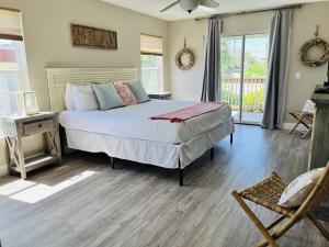 una camera con un grande letto e una finestra di 6 Bedrooms 4 Bath with sand and heated pool a Clearwater Beach