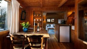 a kitchen with a table and chairs in a cabin at Mazot les Tines in Chamonix-Mont-Blanc