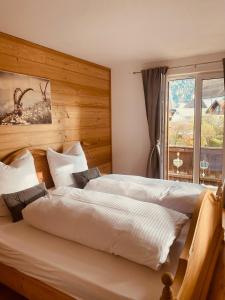 um quarto com 2 camas e uma janela em Haus Heimatfrieden Mittenwald em Mittenwald