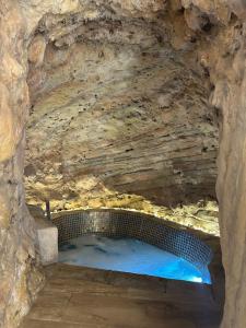 une grotte avec une baignoire dans un mur en pierre dans l'établissement Casa Balneario Cazorla, à Cazorla