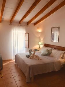 une chambre avec un grand lit dans une pièce dans l'établissement Finca Na Moreta, à Felanitx