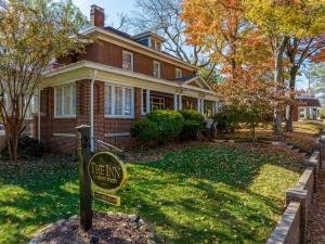 een huis met een bord ervoor bij The Inn on Front Street in Statesville