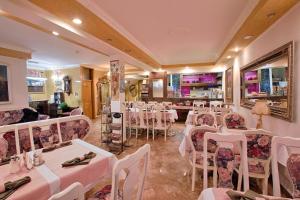 萨拉热窝Hotel Herc Sarajevo的一间有桌椅的餐厅 更多33张照片
