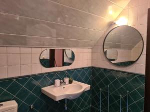 y baño con lavabo y espejo. en Kranto Vila en Kaunas