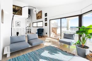 a living room with two blue chairs and a rug at WELCS APARTAMENTO 106 EMP con PISCINA PRIVADA in Empuriabrava