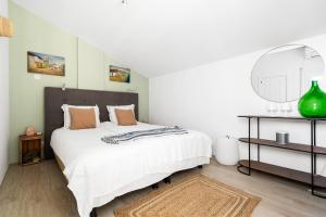 a bedroom with a white bed and a mirror at WELCS APARTAMENTO 106 EMP con PISCINA PRIVADA in Empuriabrava +23 photos