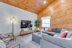 - un salon avec un canapé gris et un plafond en bois dans l'établissement Mountain-View Waynesville Home with Creek Access!, à Waynesville