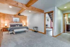 - une chambre avec un lit et un mur en bois dans l'établissement Mountain-View Waynesville Home with Creek Access!, à Waynesville