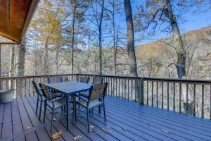 une terrasse en bois avec une table et des chaises. dans l'établissement Mountain-View Waynesville Home with Creek Access!, à Waynesville