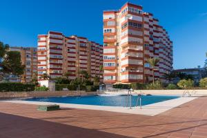een zwembad voor een aantal hoge gebouwen bij Beach Bungalow Torrox in Torrox