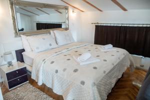 Letto o letti in una camera di Hotel Herc Sarajevo