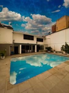 a large swimming pool on top of a building at San Laurent in Cali