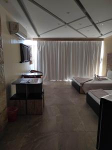A bed or beds in a room at pyramids view suite/vista piramidi