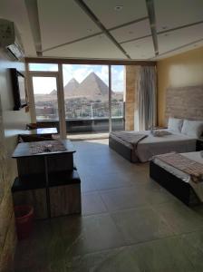 A bed or beds in a room at pyramids view suite/vista piramidi