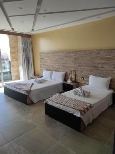 A bed or beds in a room at pyramids view suite/vista piramidi