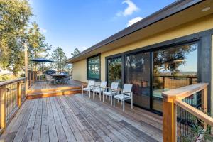 Balkón nebo terasa v ubytování Private Pool and Large Deck Modern Cotati Villa!