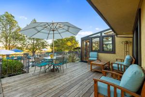 Balkón nebo terasa v ubytování Private Pool and Large Deck Modern Cotati Villa!