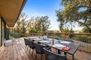 Balkón nebo terasa v ubytování Private Pool and Large Deck Modern Cotati Villa!