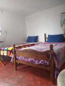 - deux lits assis l'un à côté de l'autre dans une pièce dans l'établissement Cálida habitación en casa hogareña. Ambiente familiar., à Teziutlán