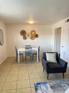 - une salle à manger avec une table et des chaises dans l'établissement Cozy 1 Br Apartment in Long Beach MS Jm3, à Long Beach