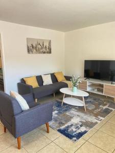 - un salon avec deux canapés et une télévision dans l'établissement Cozy 1 Br Apartment in Long Beach MS Jm3, à Long Beach