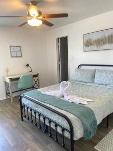 - une chambre avec un lit, un ventilateur et un bureau dans l'établissement Cozy 1 Br Apartment in Long Beach MS Jm3, à Long Beach