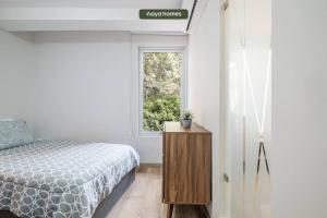 1 dormitorio con cama y ventana en Great Apt in Polanco, en Ciudad de México