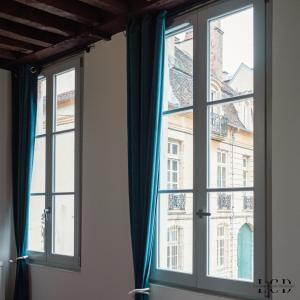 ventana con vistas a la ciudad en Au roi lion, place Saint Michel, en Dijon