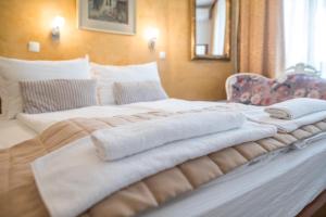 due letti in una camera d'albergo con asciugamani sopra di Hotel Herc Sarajevo a Sarajevo