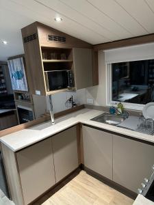 Η κουζίνα ή μικρή κουζίνα στο Luxurious 6 Berth Swift Bordeaux on Lyons Robin Hood Rhyl