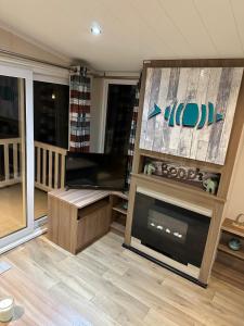 Η κουζίνα ή μικρή κουζίνα στο Luxurious 6 Berth Swift Bordeaux on Lyons Robin Hood Rhyl