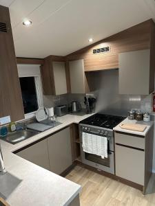 Η κουζίνα ή μικρή κουζίνα στο Luxurious 6 Berth Swift Bordeaux on Lyons Robin Hood Rhyl