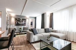un soggiorno con divano e tavolo di Spirit Apartments - Suite #2 - Zentral - Parkplatz a Brienz