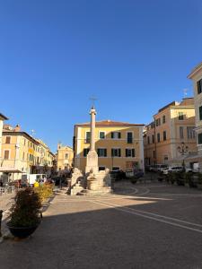 a statue in the middle of a street with buildings at Arco delle Monache in Monterotondo