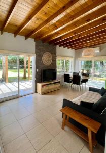 Χώρος καθιστικού στο Casa De Los Titanes, ideal para familias - Ayres del Bosque Alojamientos