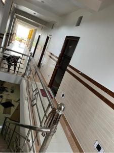 una escalera de caracol en un edificio con escalera en OYO Hotel Red Cross(banquet&restra) en Kānpur