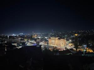 Vista generica su Sarajevo o vista sulla città dall'interno dell'hotel