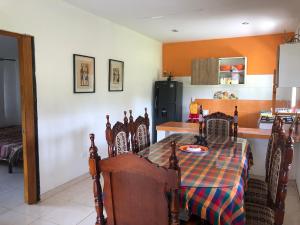 ein Esszimmer mit einem Tisch und einer Küche in der Unterkunft Finca Fundadores in Chachagüí