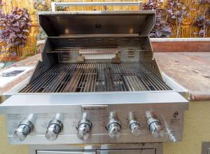 een barbecue op de patio bij Studio with mini kitchen, pool and BBQ, Pre-Renovation Summer Sale in Kihei